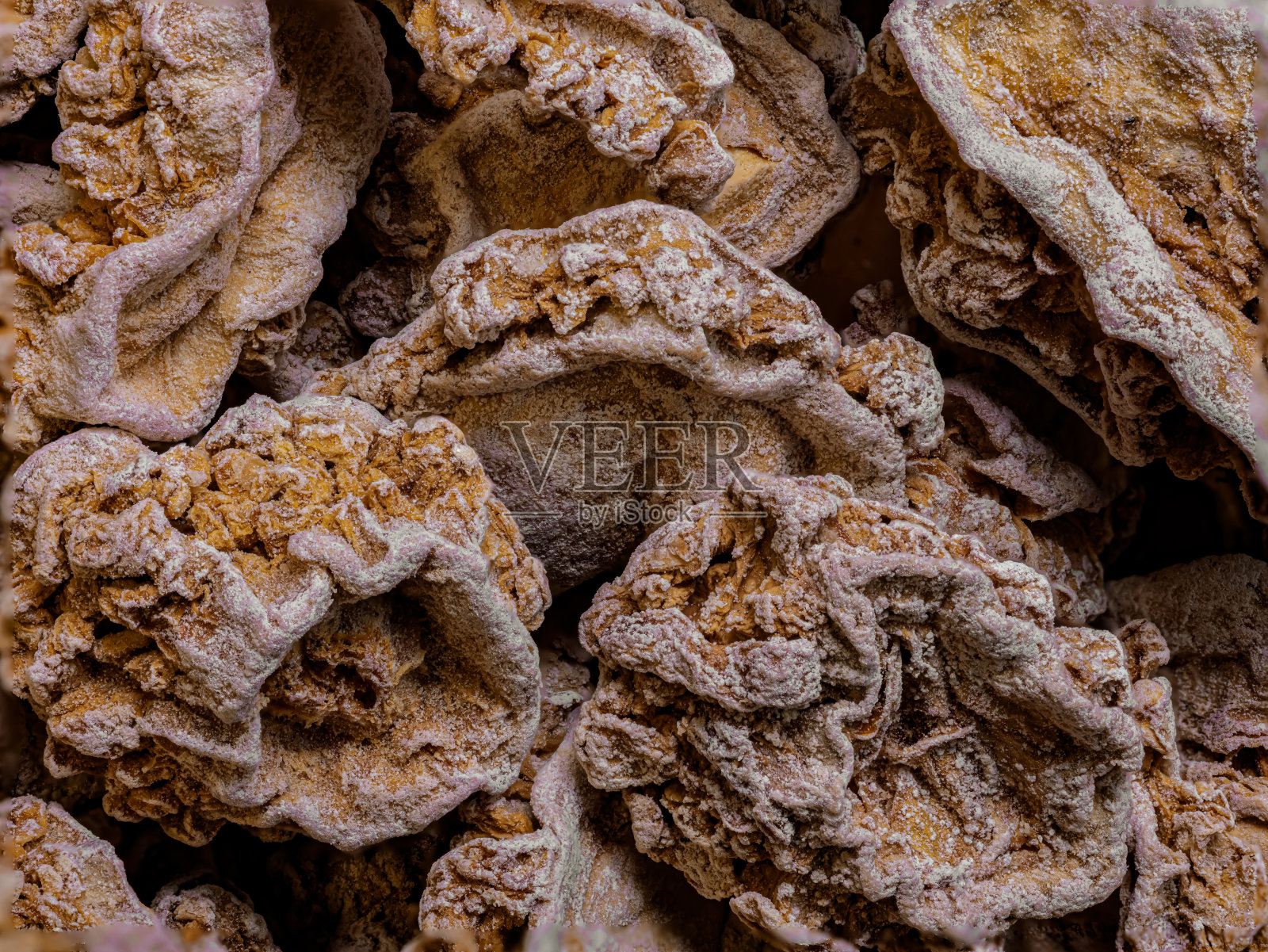 微距拍摄和俯视图干燥和盐渍片苦瓜从印度细节与高倍非常近。理想的食物和香料背景照片摄影图片