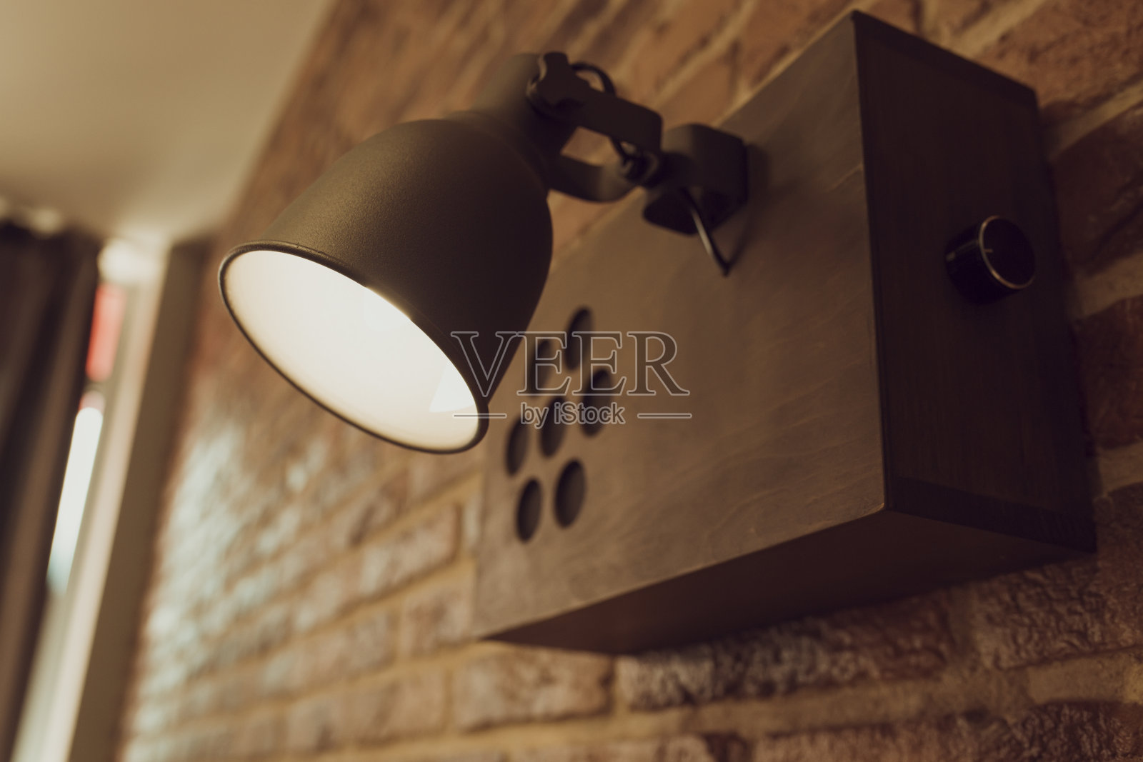 一盏挂在砖墙上的老式灯照片摄影图片