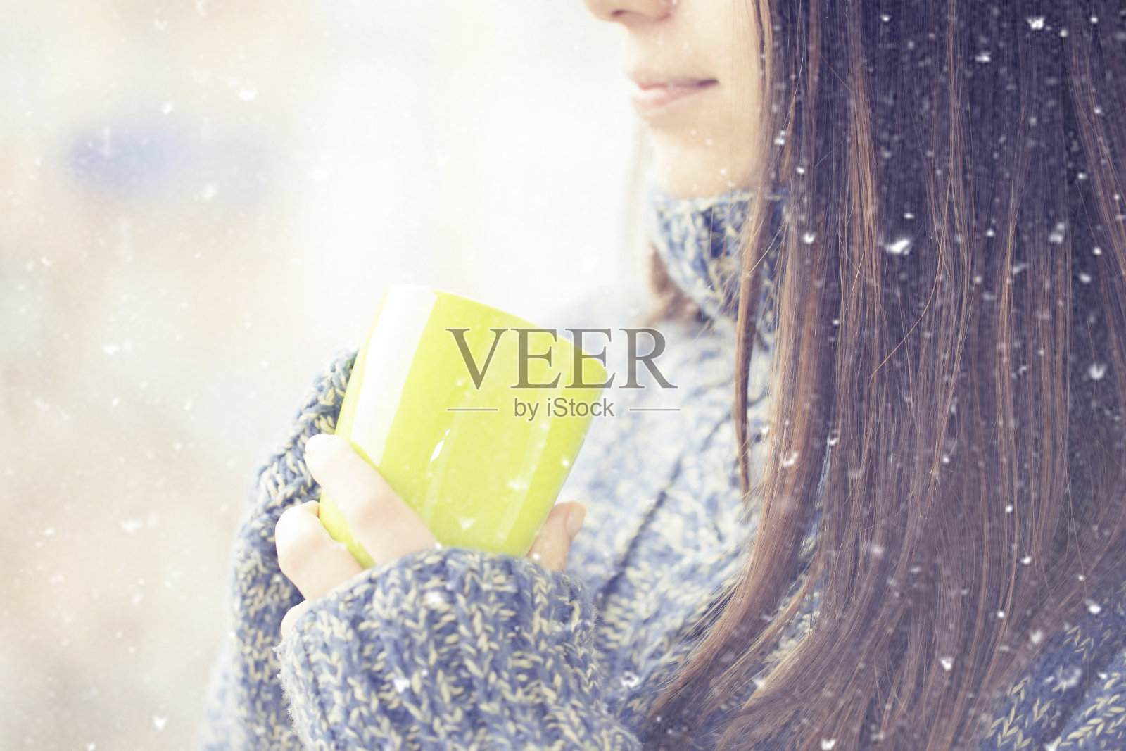 冬日的户外，女人手里拿着一杯热咖啡照片摄影图片