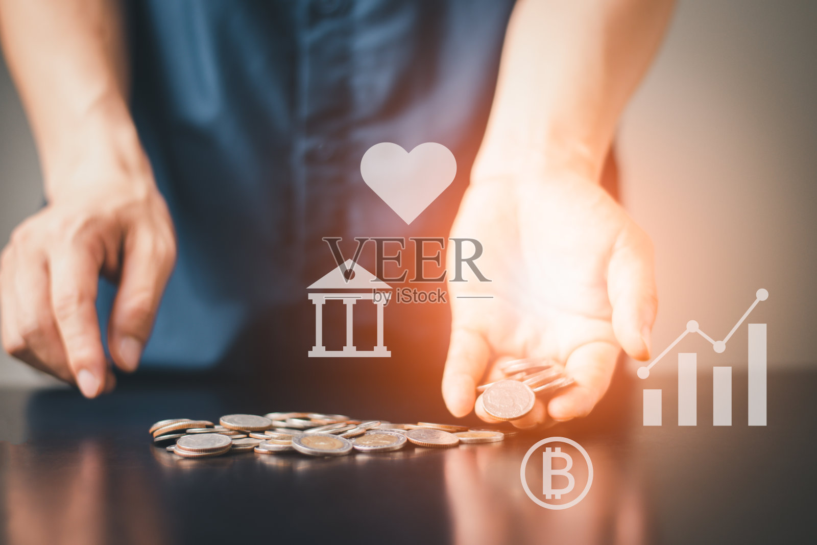 一个有硬币储蓄和投资增长的人照片摄影图片