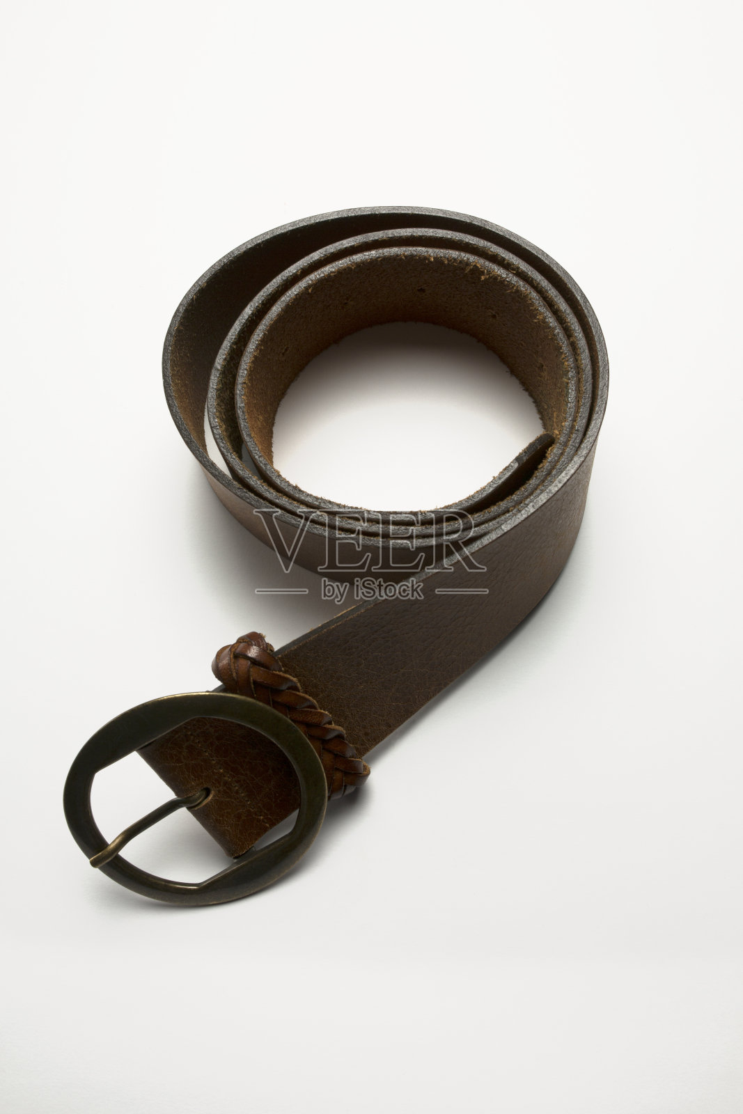 近距离拍摄的深棕色皮带上的白色背景照片摄影图片