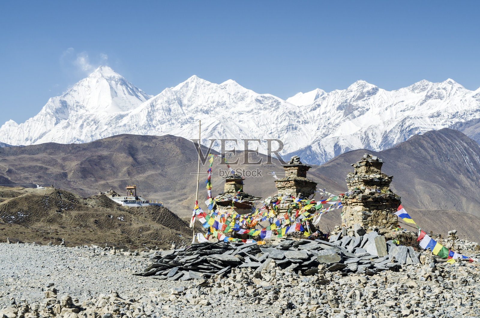 安纳普尔纳环路穆克提纳寺的三个石制圣塔或佛塔照片摄影图片