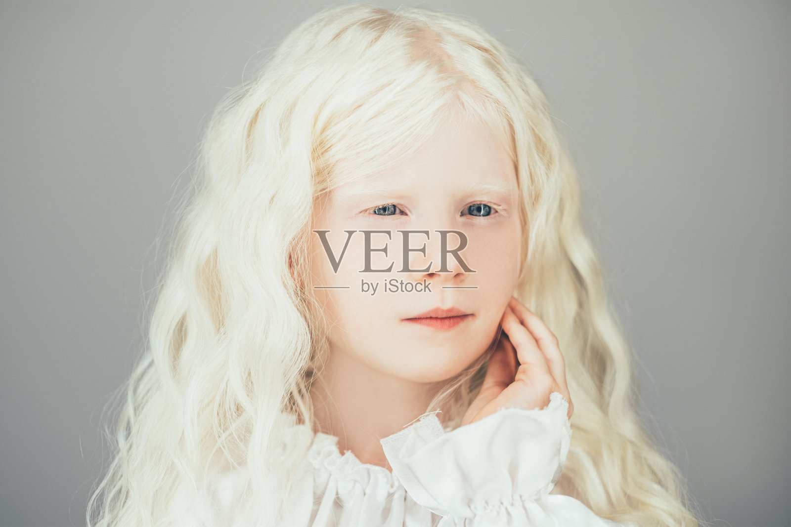 白化病美丽甜美的孩子肖像金发女孩照片摄影图片