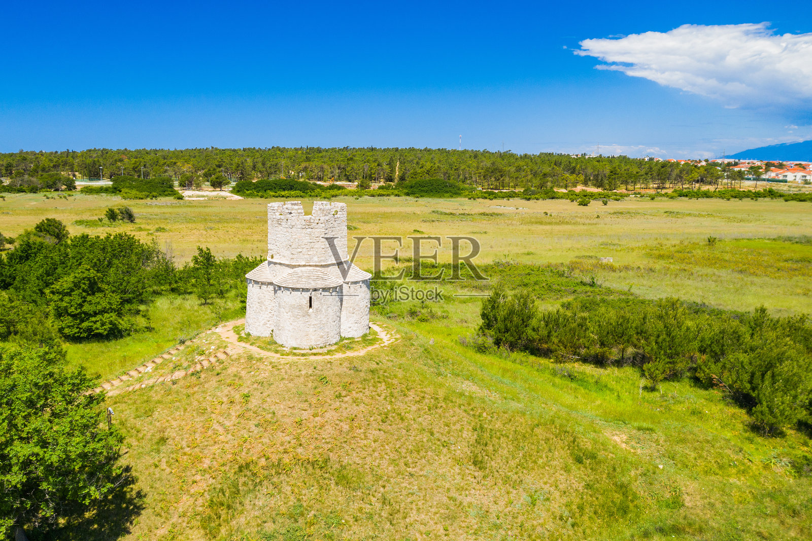 12世纪的中世纪圣尼古拉斯教堂(Sveti Nikola)和宁镇的背景，达尔马提亚，克罗地亚照片摄影图片