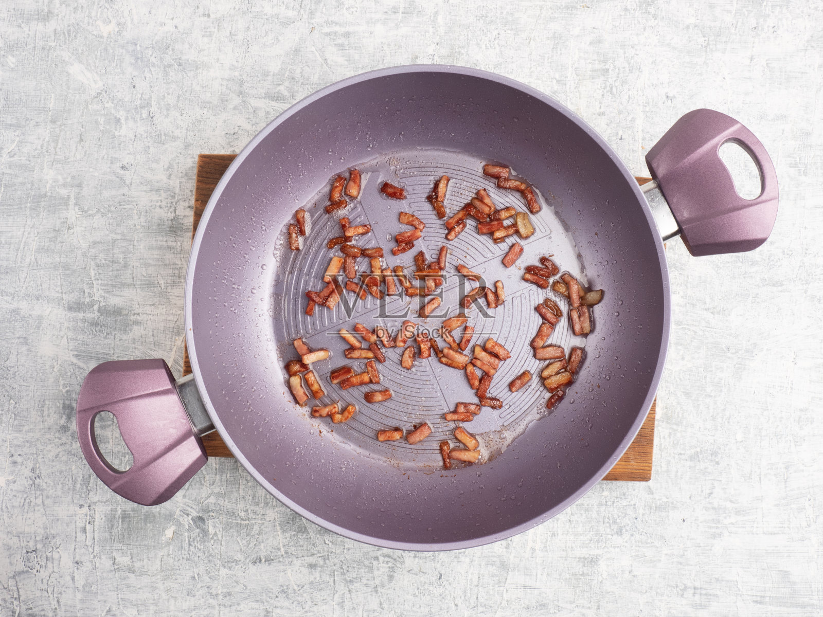 煎锅上的煎培根。饮食概念照片摄影图片