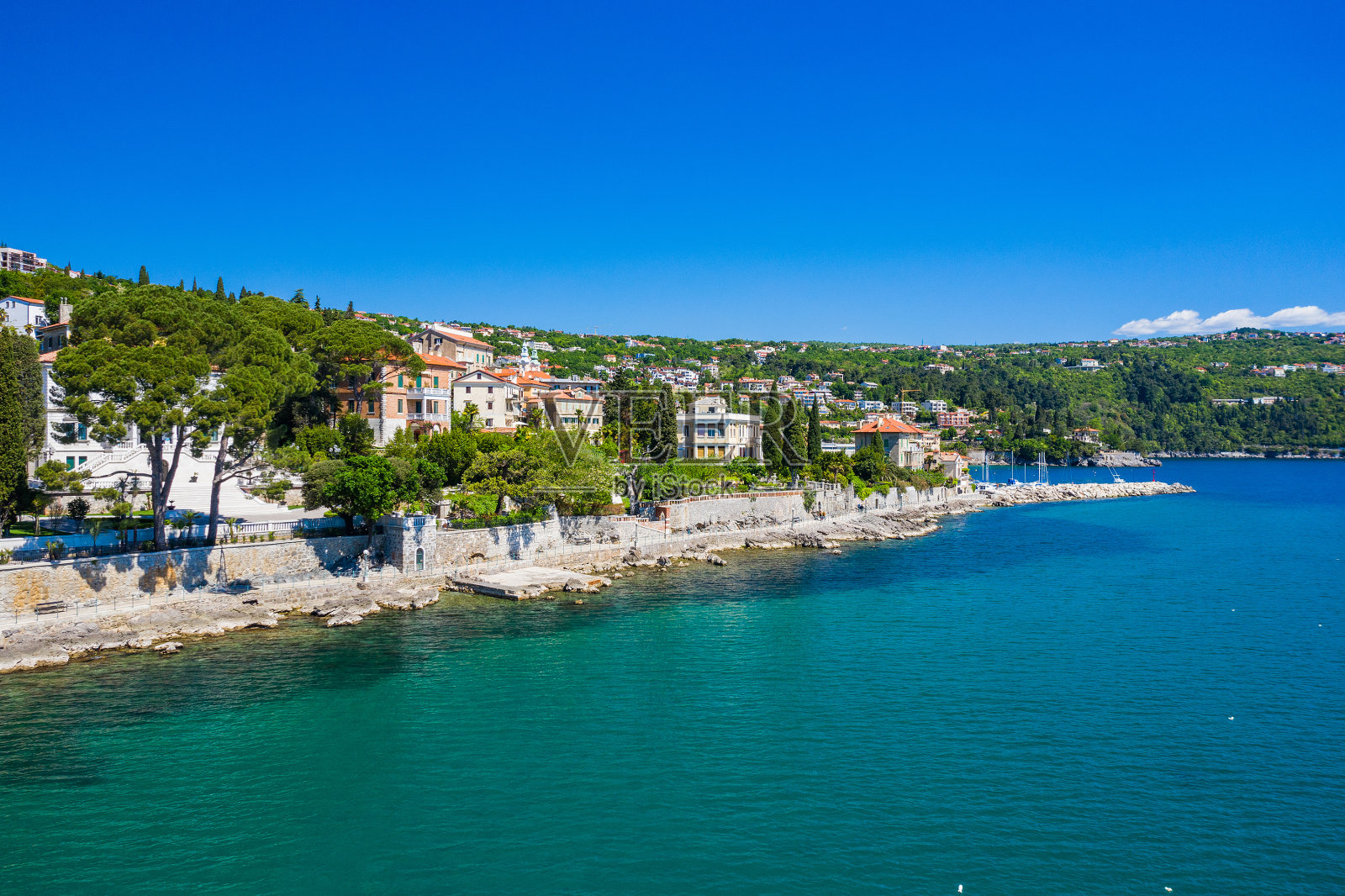 克罗地亚亚得里亚海沿岸的奥帕提亚里维埃拉照片摄影图片