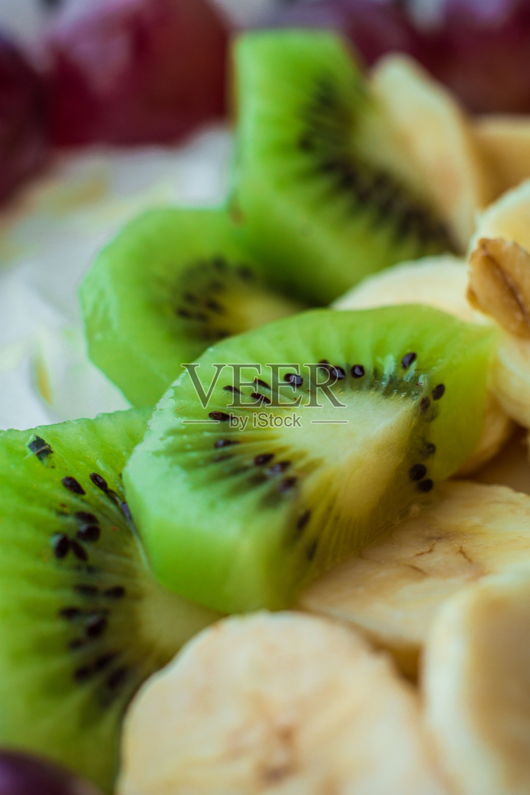 一盘切碎的混合水果沙拉，猕猴桃，葡萄，香蕉照片摄影图片