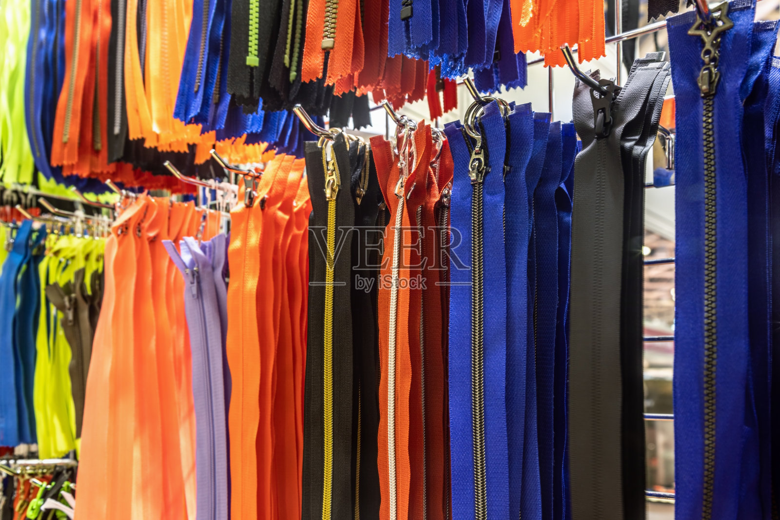 不同颜色，长度和类型的拉链在工作室照片摄影图片