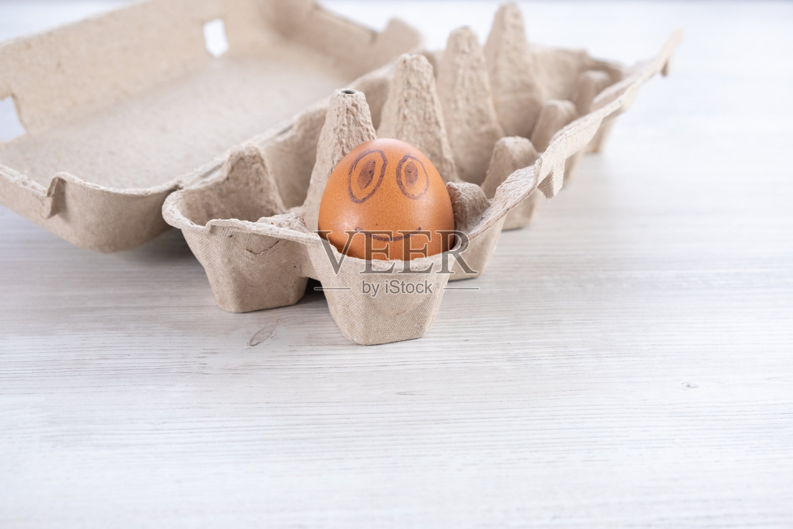 微笑的鸡蛋在纸板箱里照片摄影图片