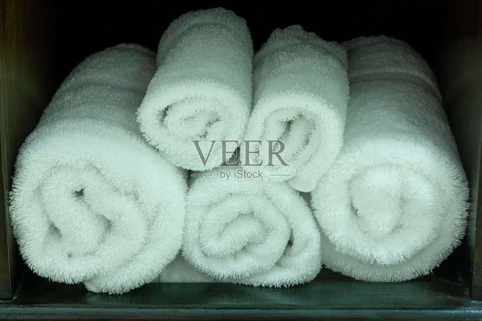 桌上木质架子上的白毛巾照片摄影图片