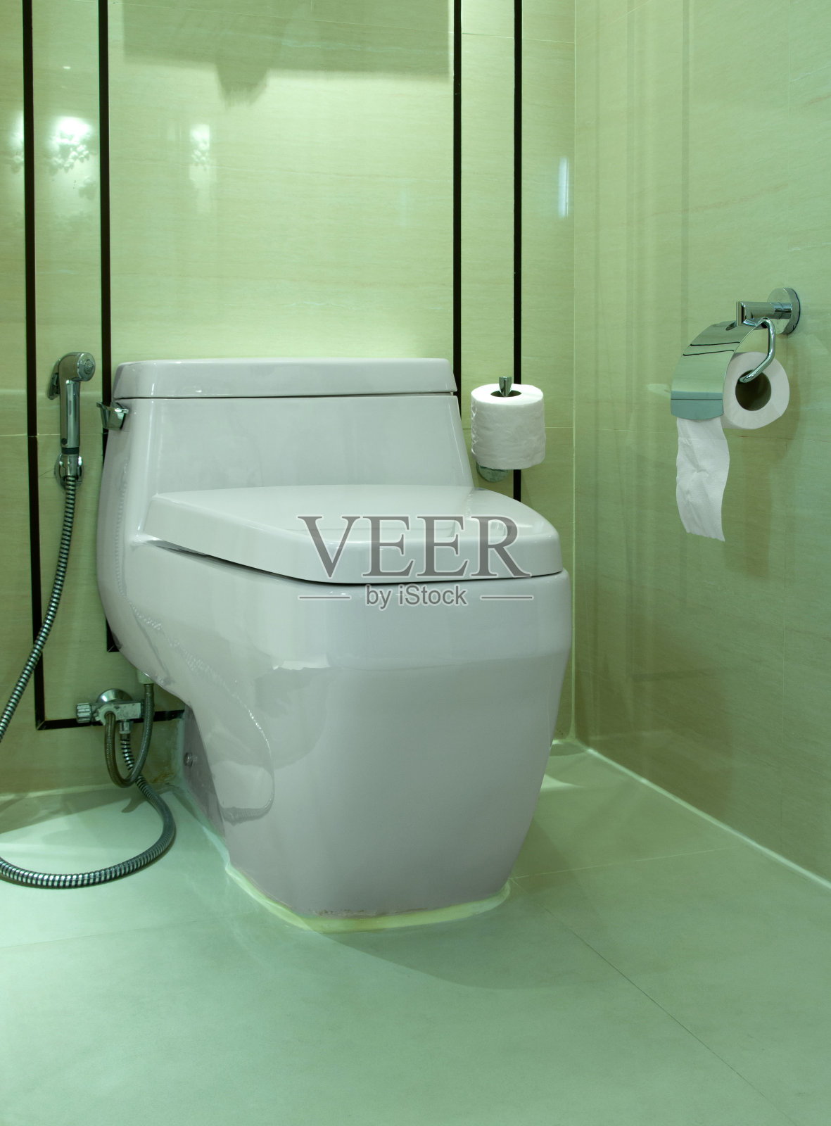 厕所里的马桶和厕纸照片摄影图片