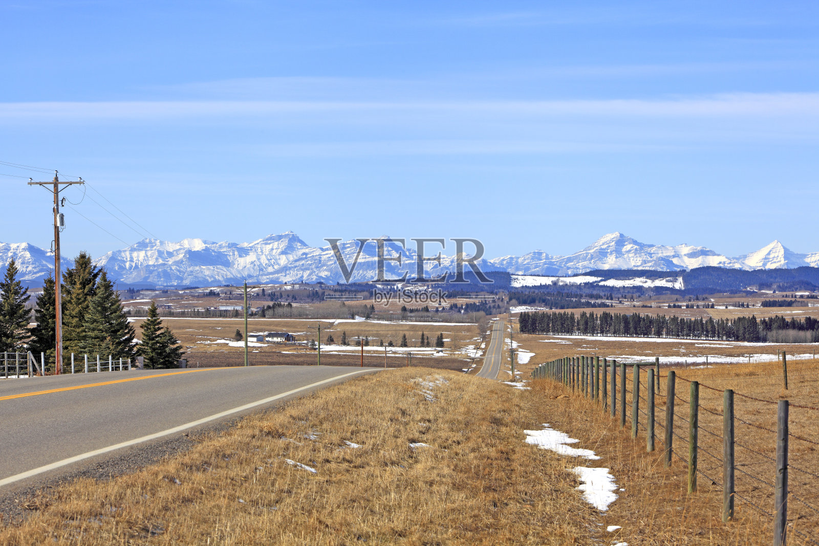 沿着宁静的乡村冬季之路前往壮丽的加拿大落基山脉照片摄影图片