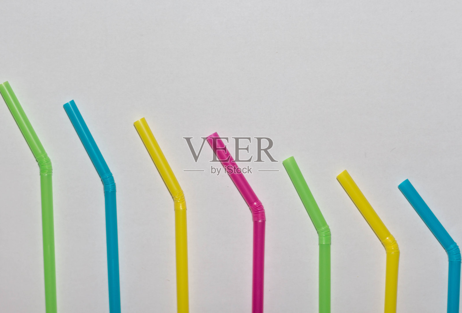 白色背景上的彩色吸管照片摄影图片