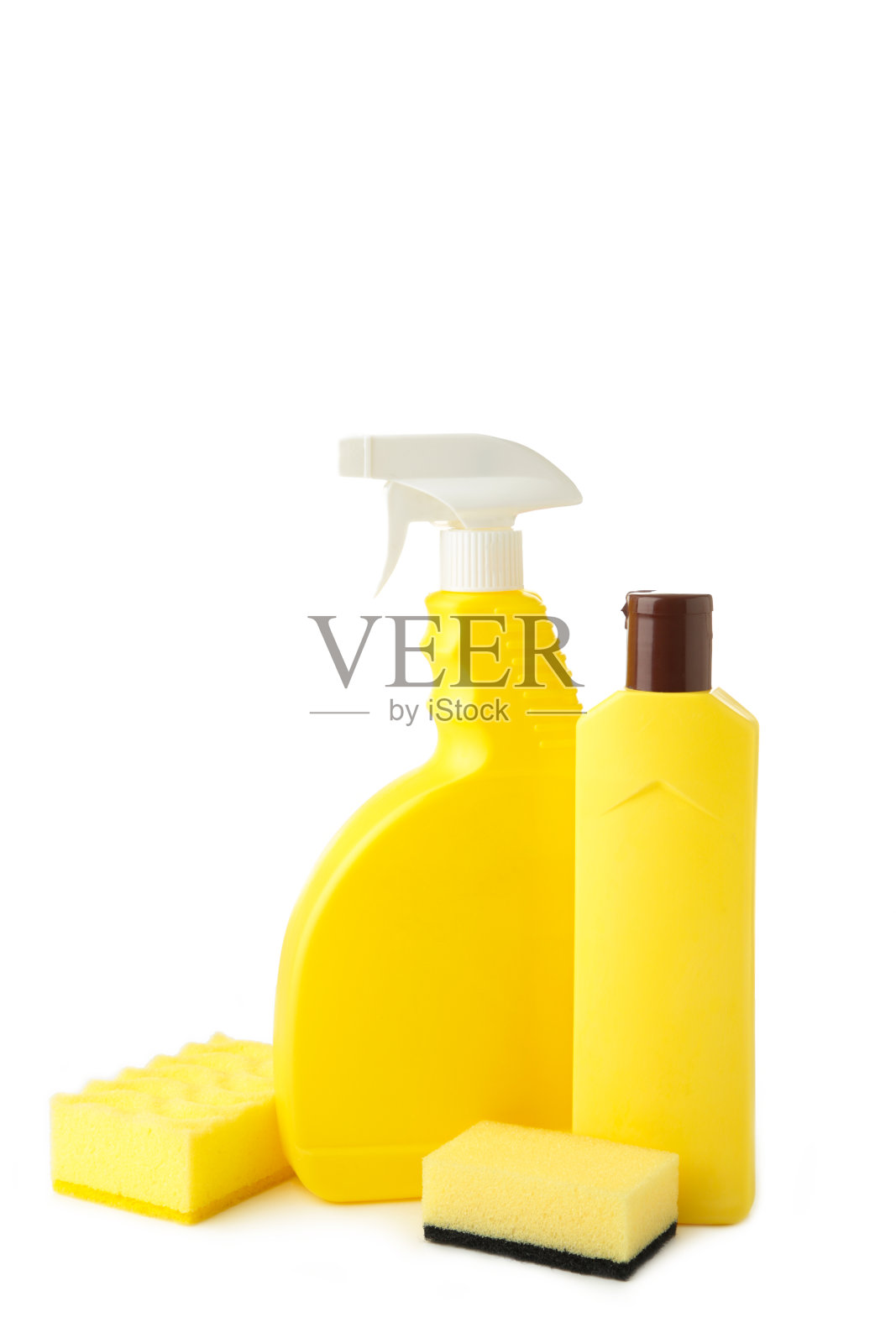 喷洒抹布和海绵清洗隔离白色。照片摄影图片