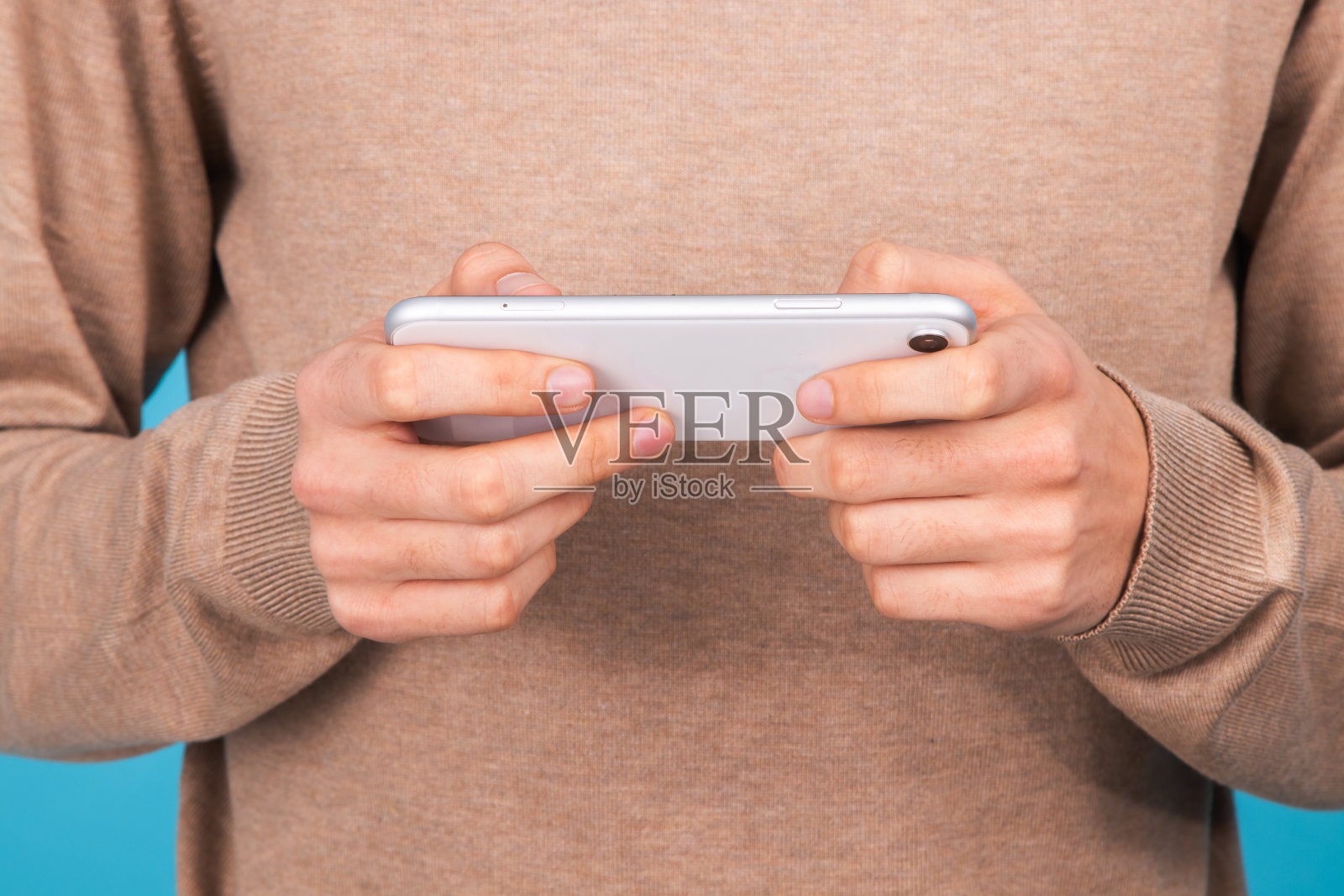 手与手机的特写照片摄影图片