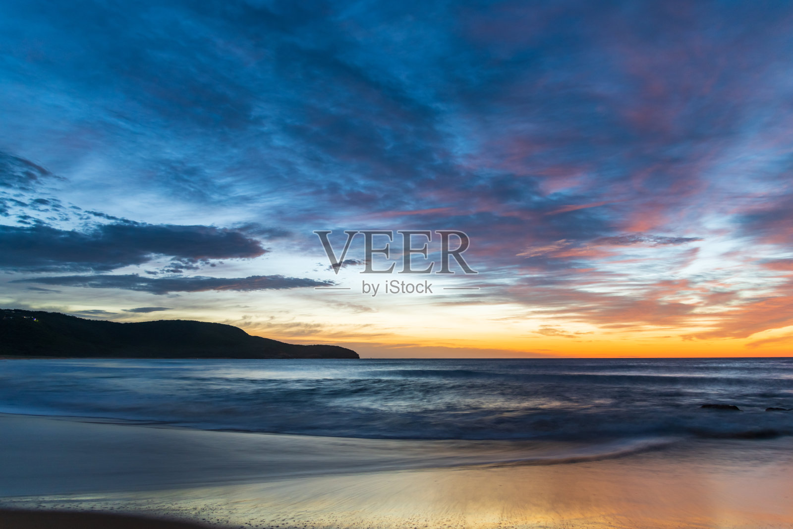 日出的海滩与高云照片摄影图片