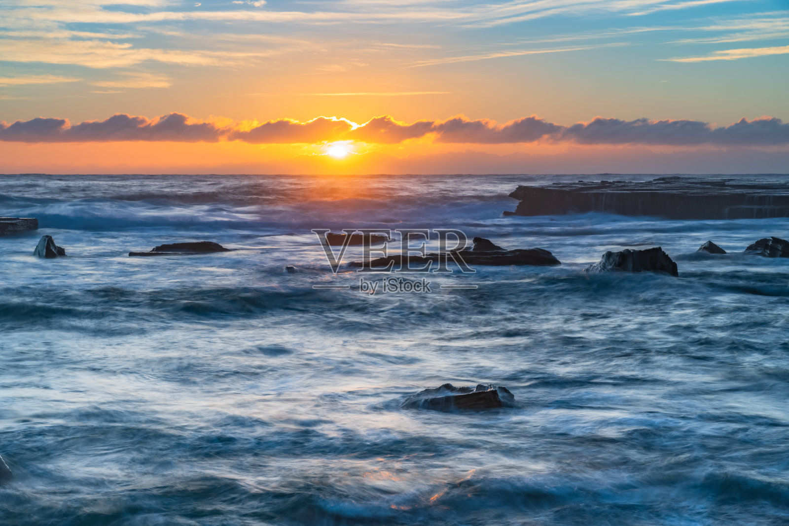 岩石壁龛中的日出海景照片摄影图片