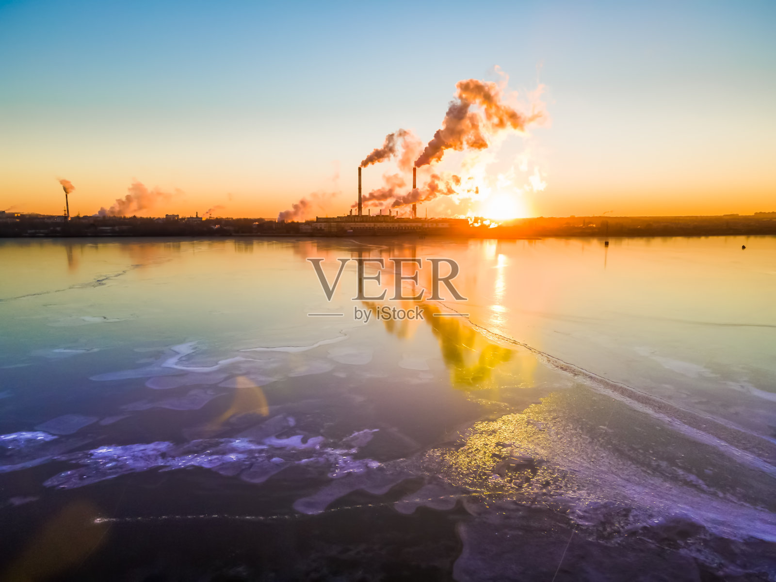 工厂烟囱造成的空气污染照片摄影图片