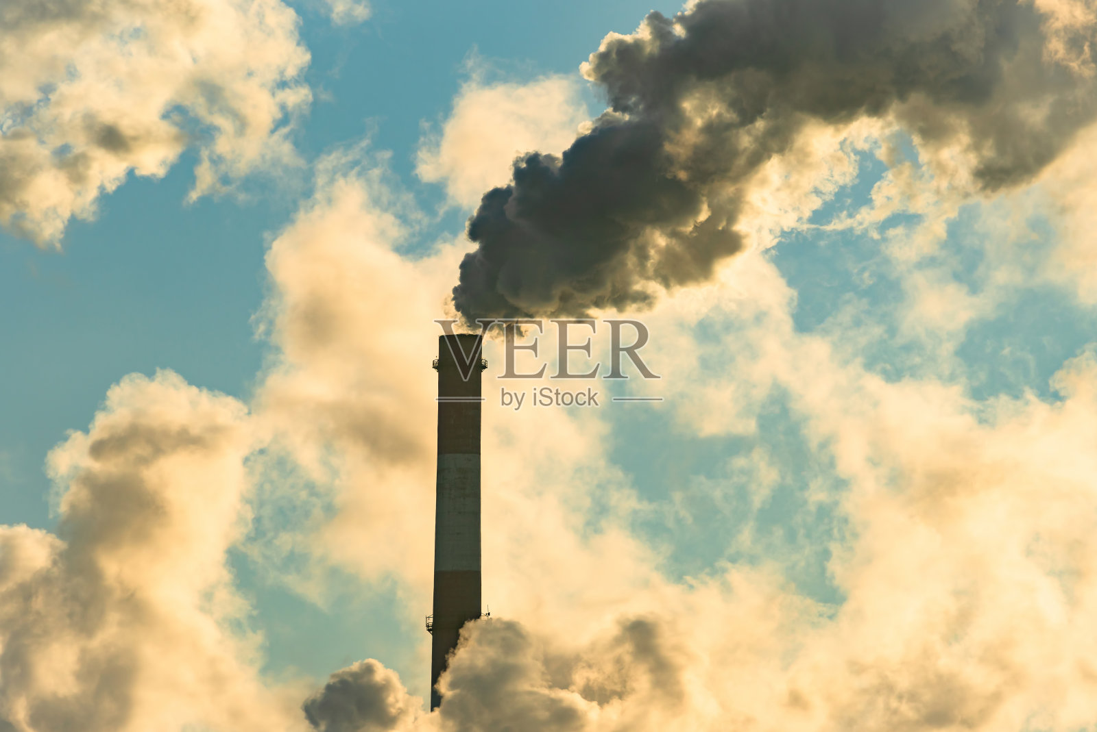 工业管道排放到大气中的气体。被无人机击中的烟囱照片摄影图片