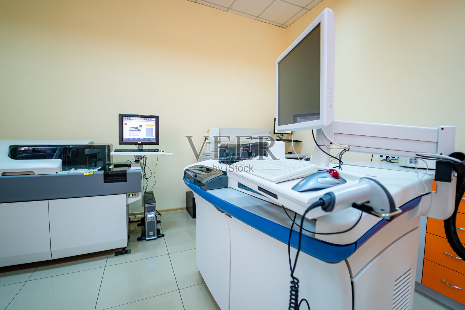 医院诊断室里的带线性探头的医用超声机。现代化的医疗设备，预防医学和保健理念。照片摄影图片