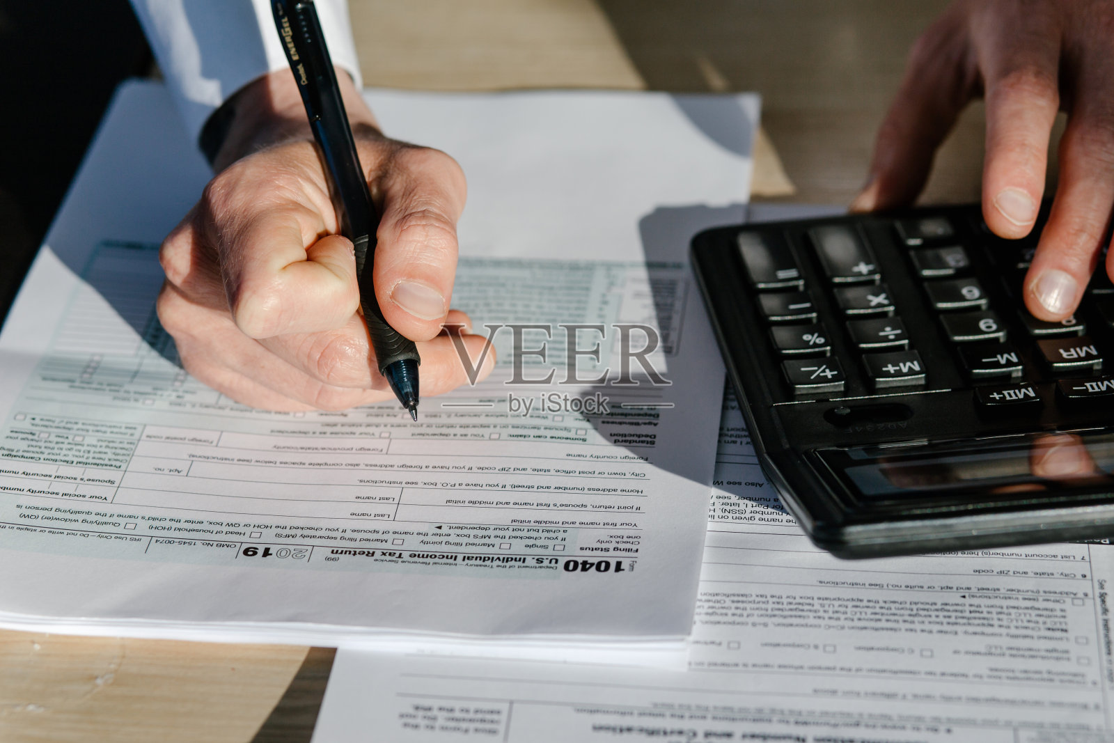 商人计算个人所得税申报表照片摄影图片