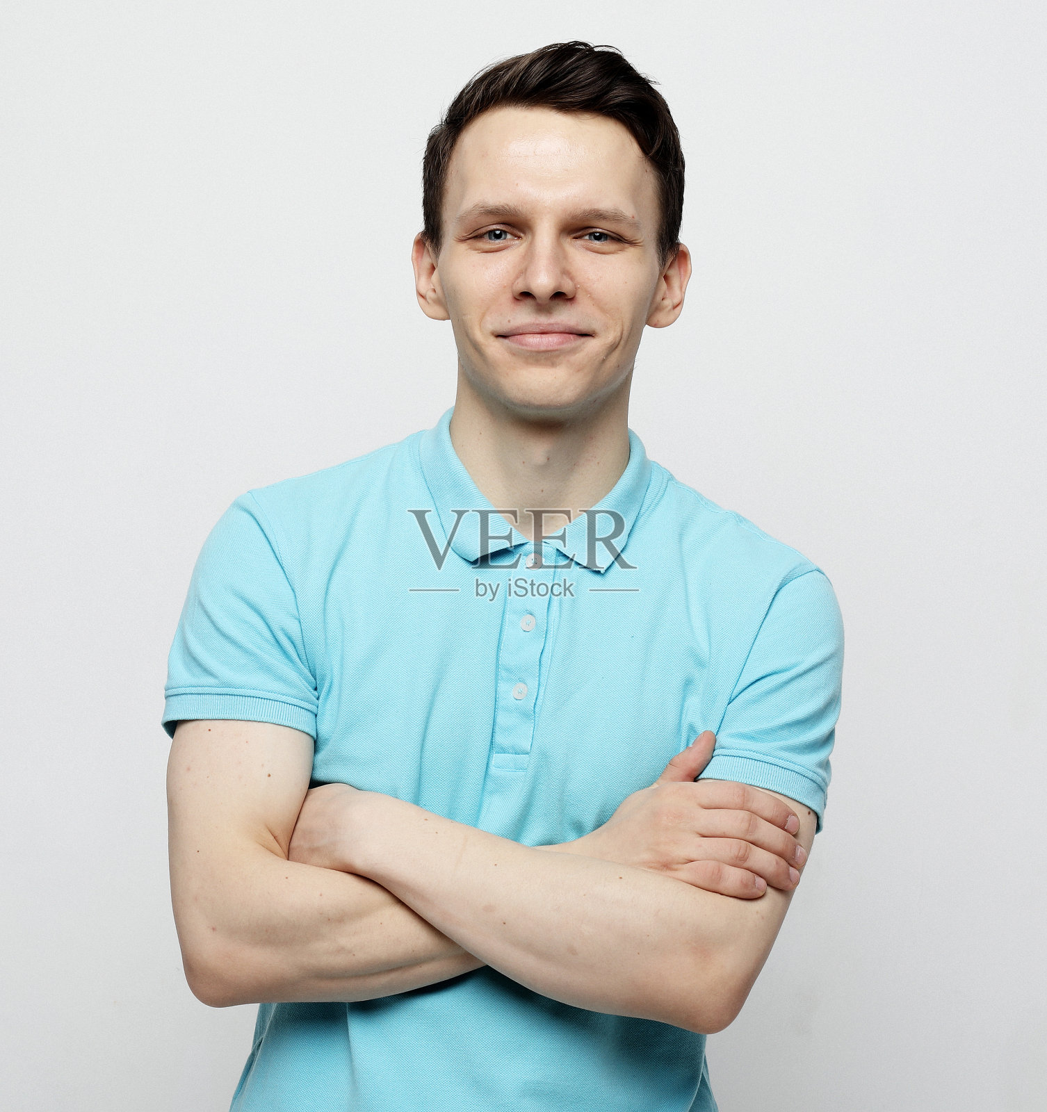 脸上带着情绪的年轻人是灰色的背景照片摄影图片