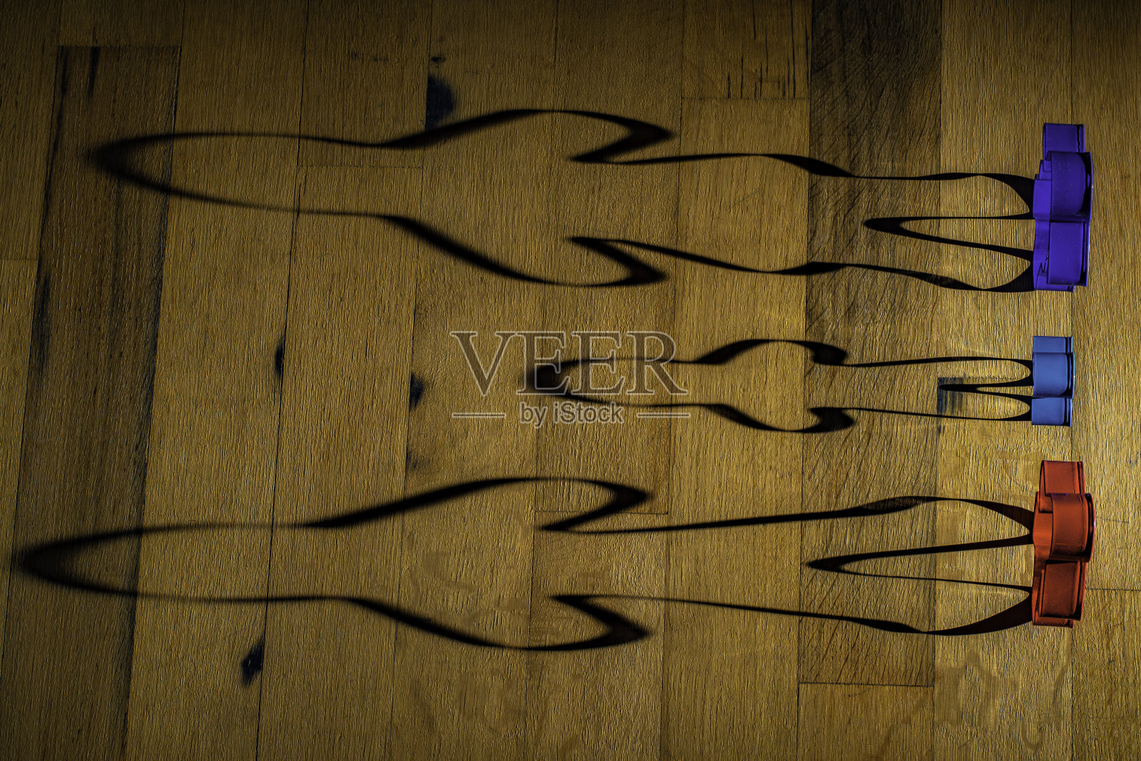 姜饼家庭的长影子提醒着我们隐藏的心理问题。照片摄影图片