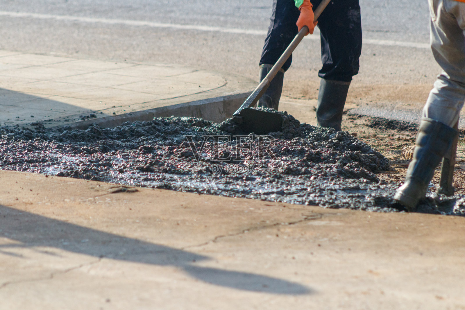 混凝土浇筑工作。用混凝土泵浦机将混凝土填满地面。照片摄影图片
