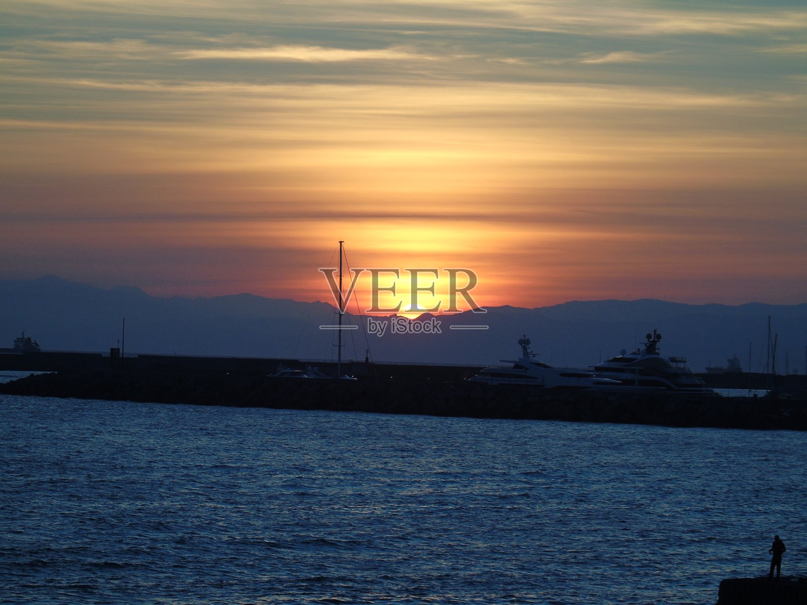 冬天海面上的日落照片摄影图片