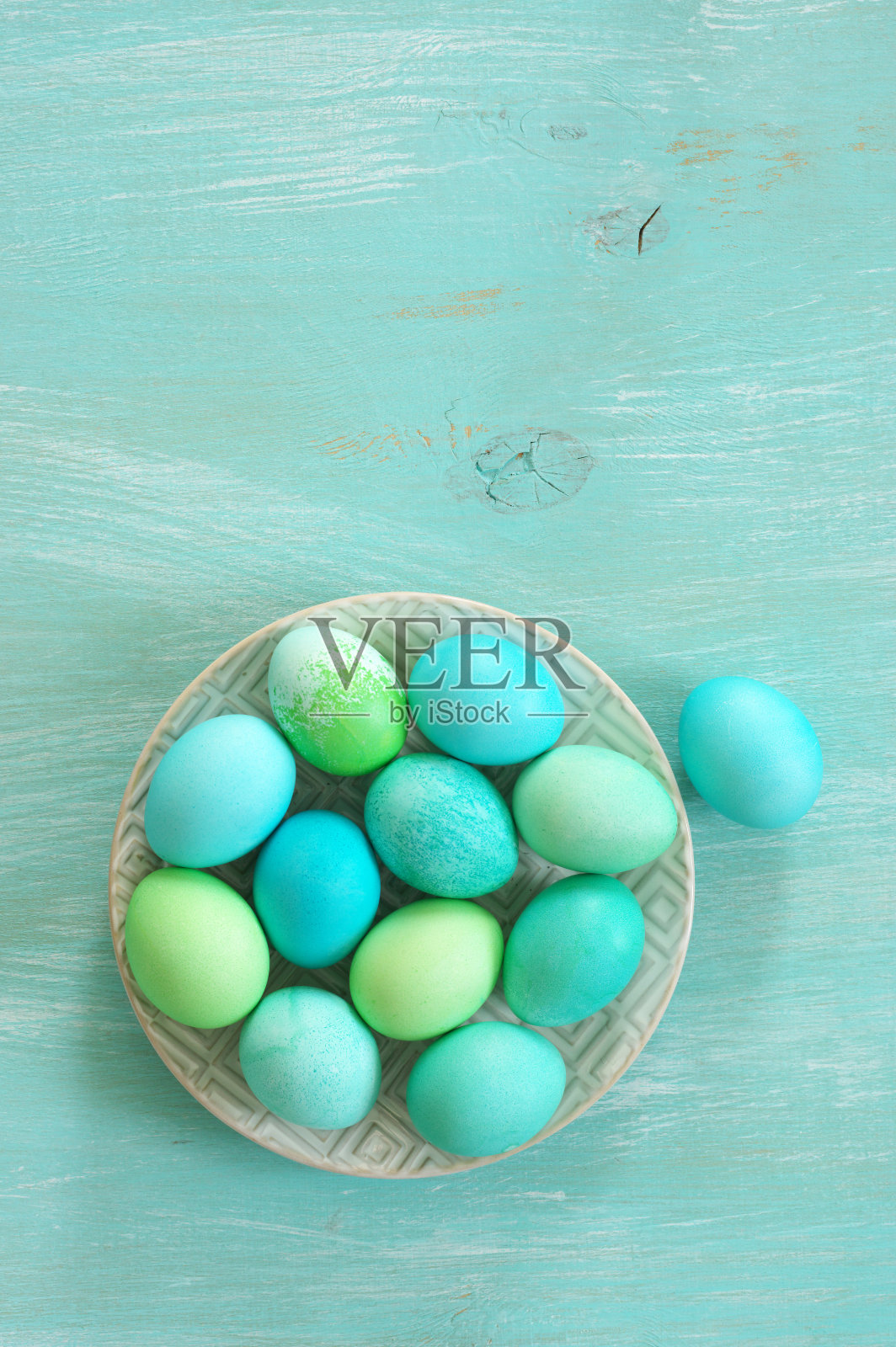 浅蓝色和绿色的复活节彩蛋照片摄影图片