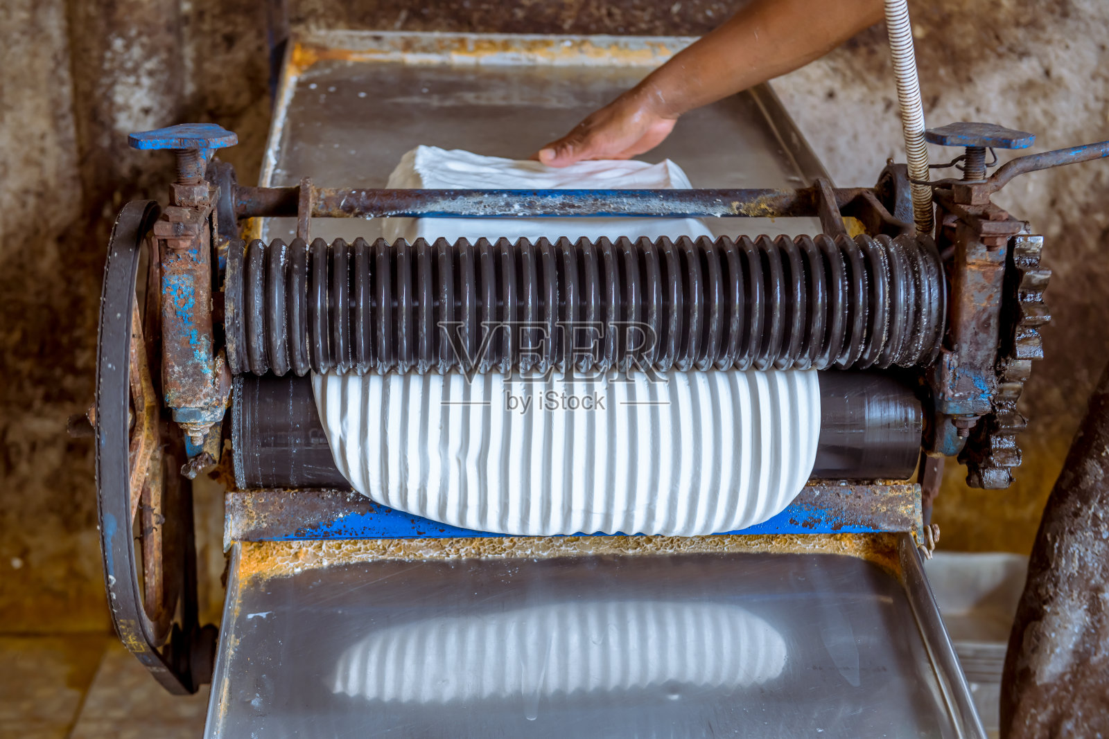 农民利用太阳能将橡胶板挂在竹板上晾干。一种未加工的橡胶，用于干燥。橡胶片是许多工业产品的原材料。照片摄影图片