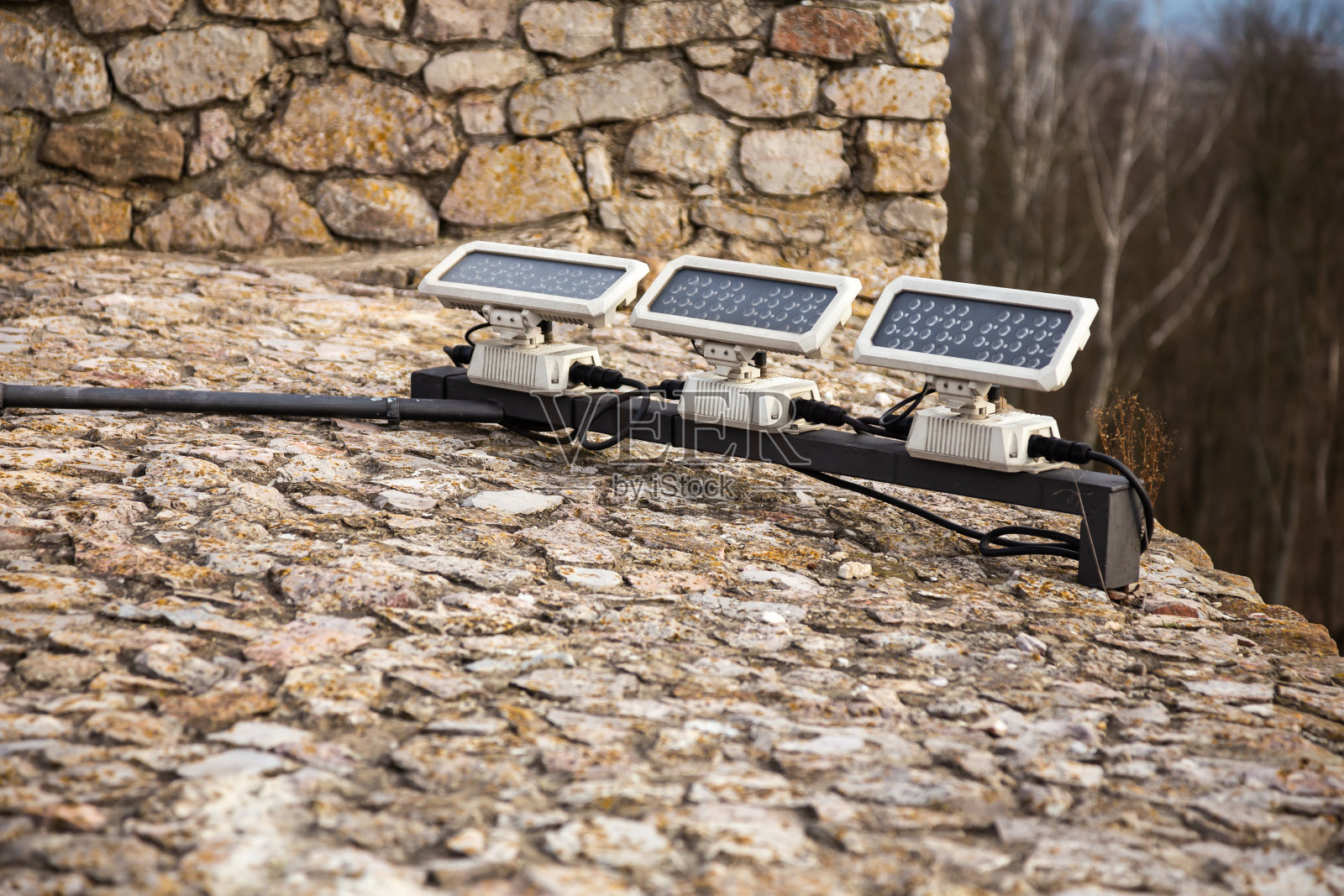 LED灯(关闭)照亮中世纪城堡的墙壁。照片摄影图片