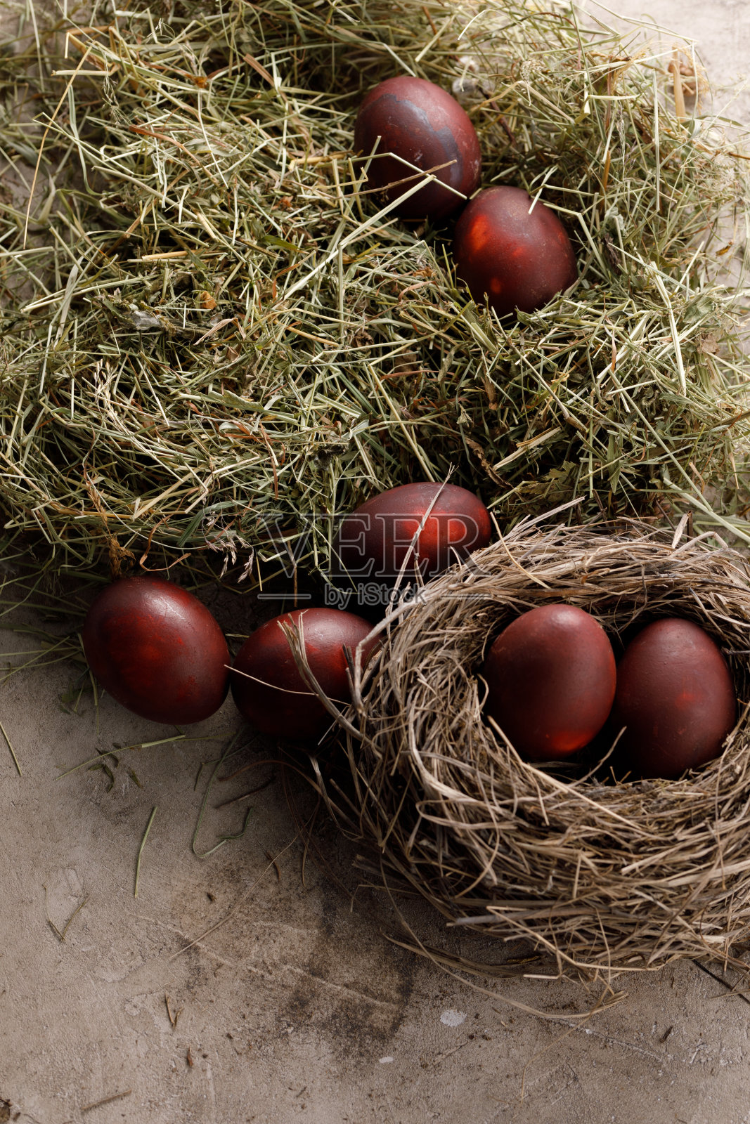 静物画上许多五彩缤纷的复活节彩蛋的纹理背景。乡村。天然草本植物装饰。复活节庆祝活动的概念。照片摄影图片