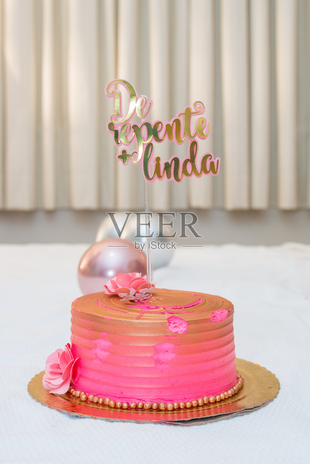 粉红色生日蛋糕，装饰蜡烛，葡萄牙语“突然更美丽”在里约热内卢照片摄影图片
