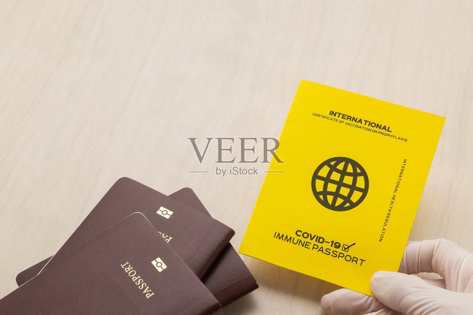 手持疫苗护照，证明持有人已接种Covid-19疫苗，国际旅行要求照片摄影图片