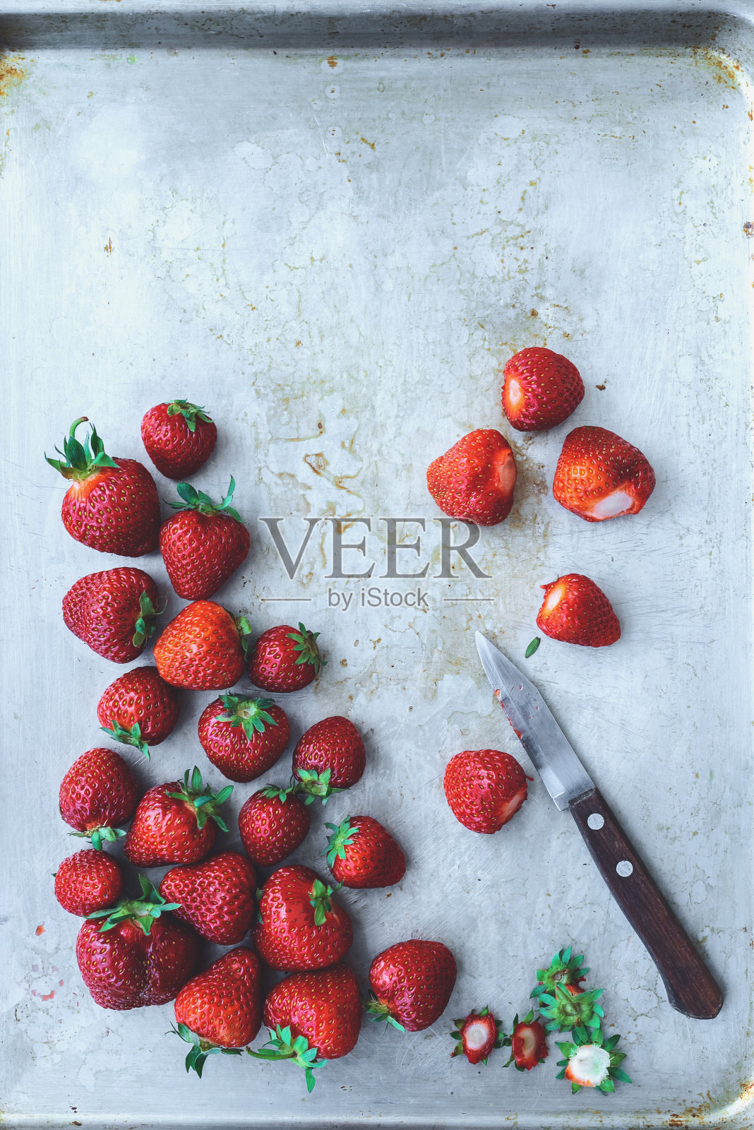 准备制作草莓果酱。保存。夏天食物的概念。前视图。平躺照片摄影图片