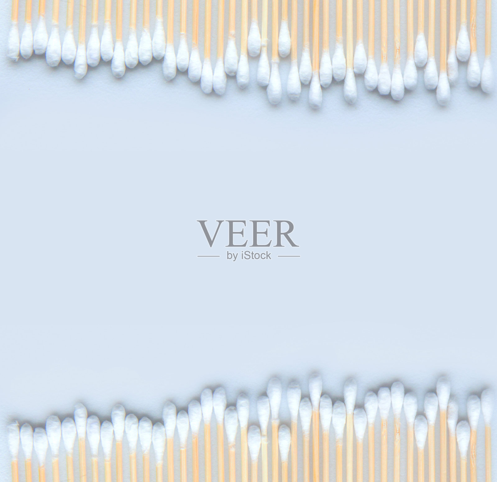 白色背景上的竹棉签。照片摄影图片