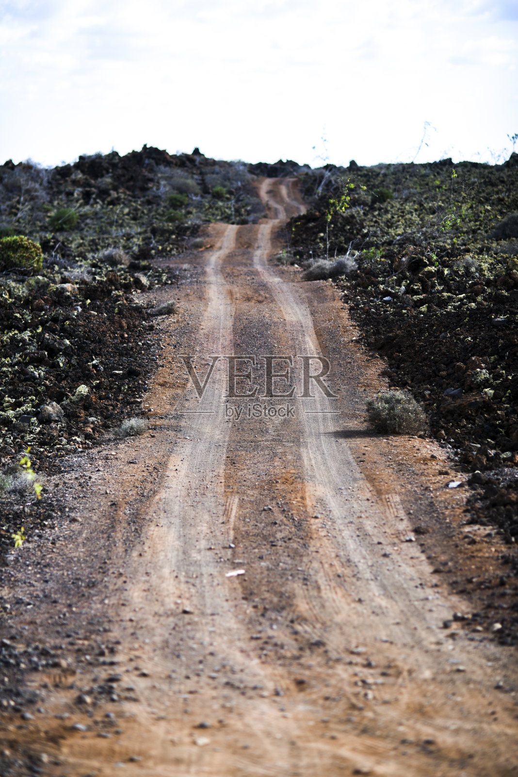 加那利群岛兰萨罗特火山熔岩田中的沙路。照片摄影图片