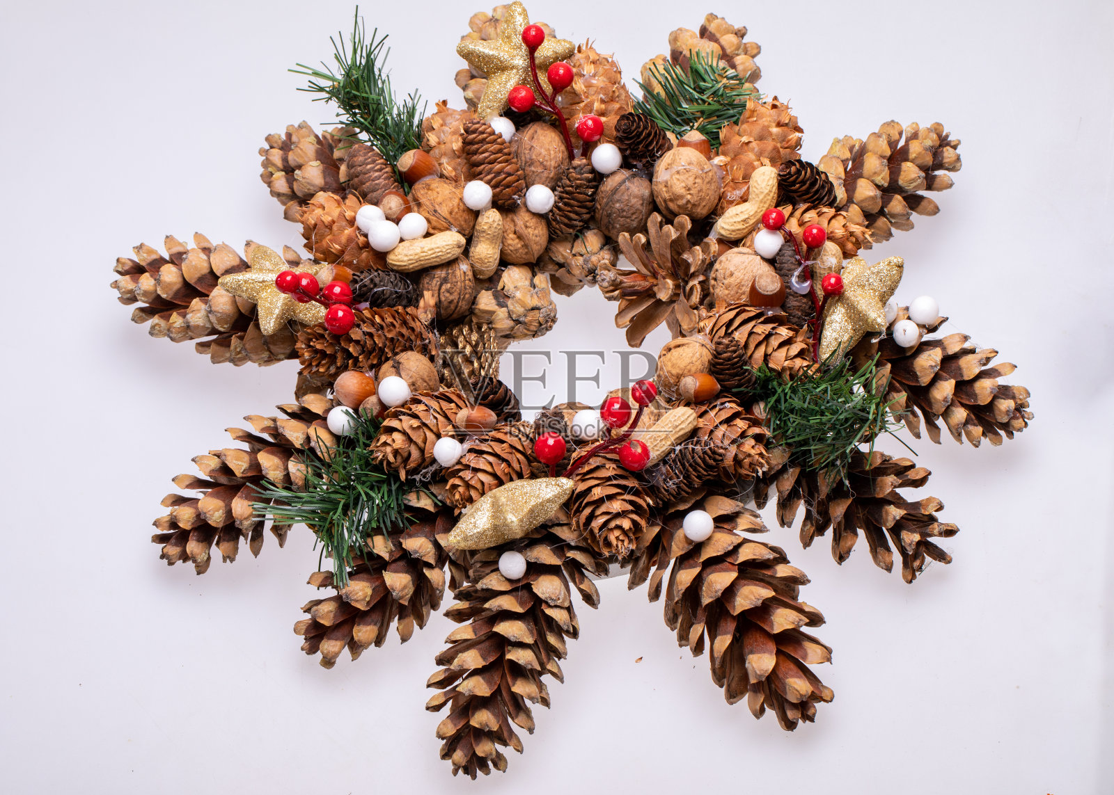 用松果和坚果装饰的圣诞装饰品照片摄影图片