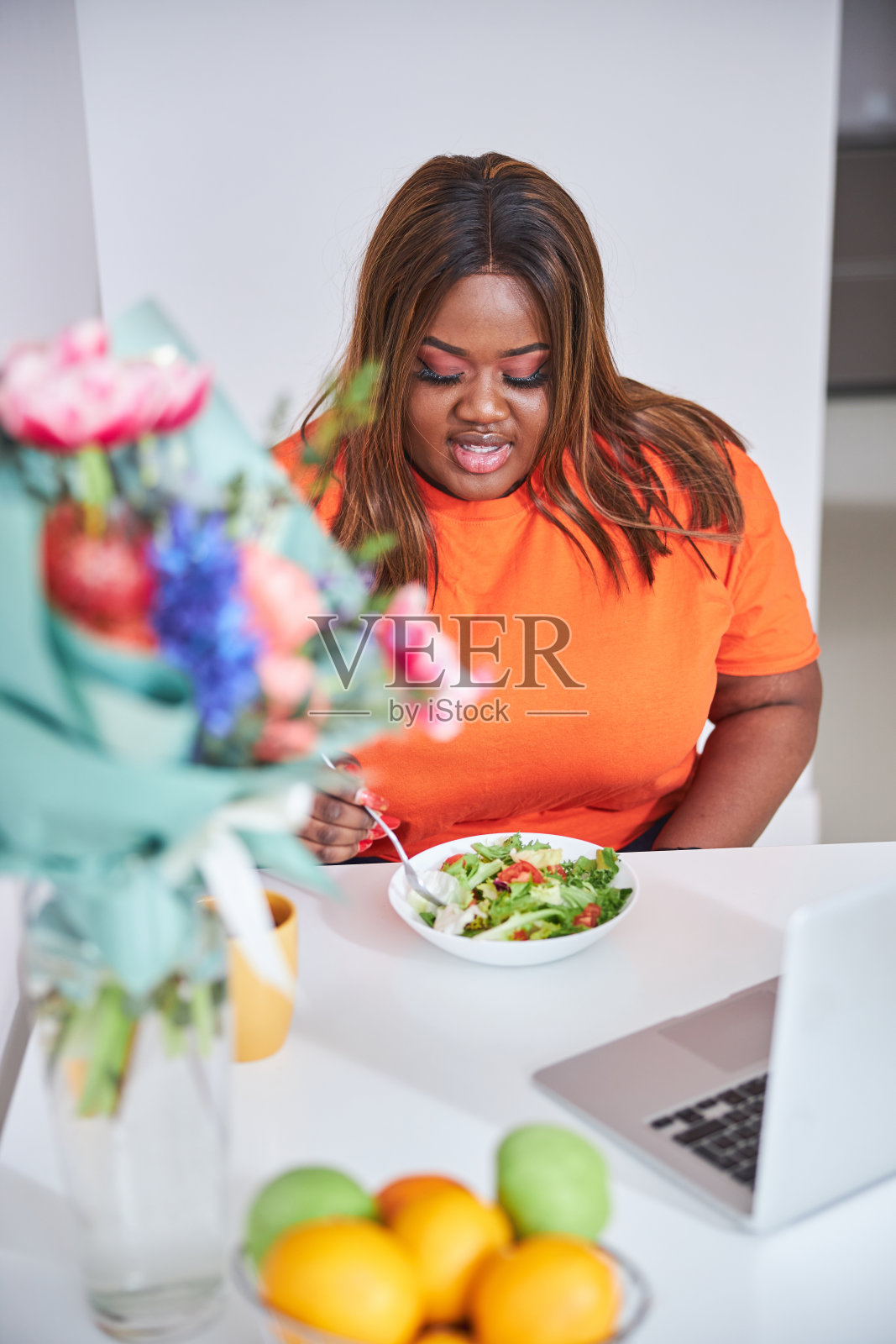 健康的年轻女子早餐只吃沙拉照片摄影图片