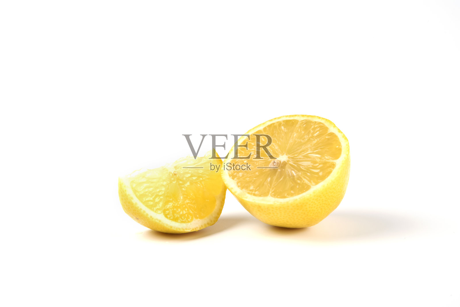 一片半柠檬孤立在白色背景上照片摄影图片
