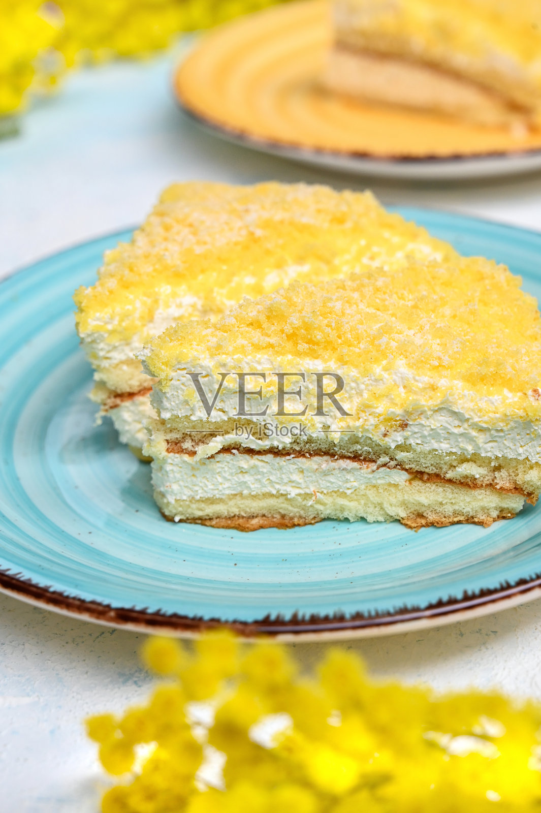 含羞草蛋糕在盘子里。鲜花早餐会照片摄影图片