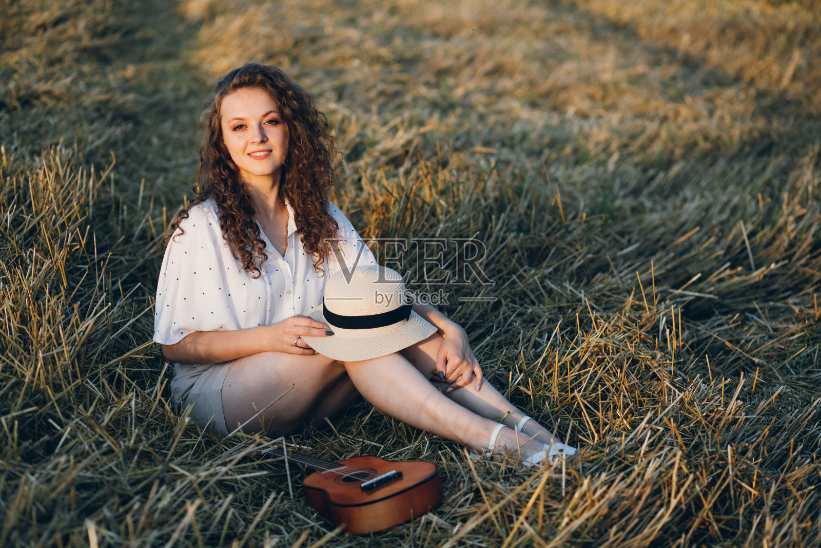 一个长卷发的女孩在麦田里摆姿势照片摄影图片