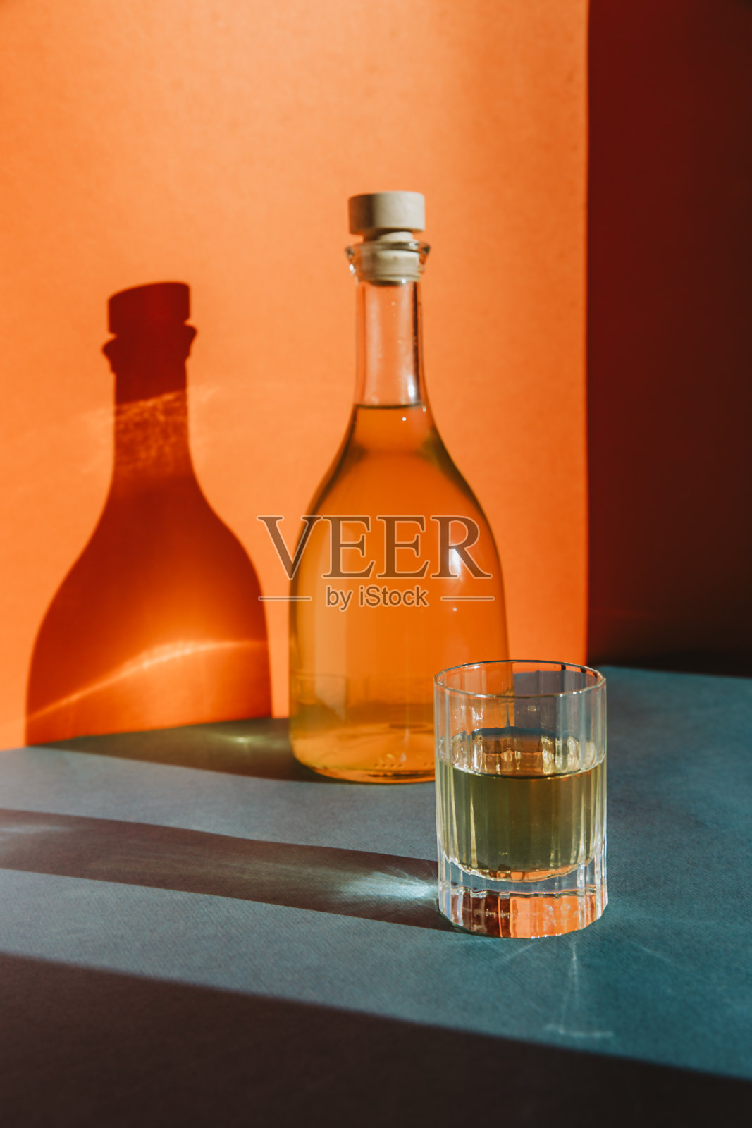 在夕阳的余晖中，橙汁汽水照片摄影图片