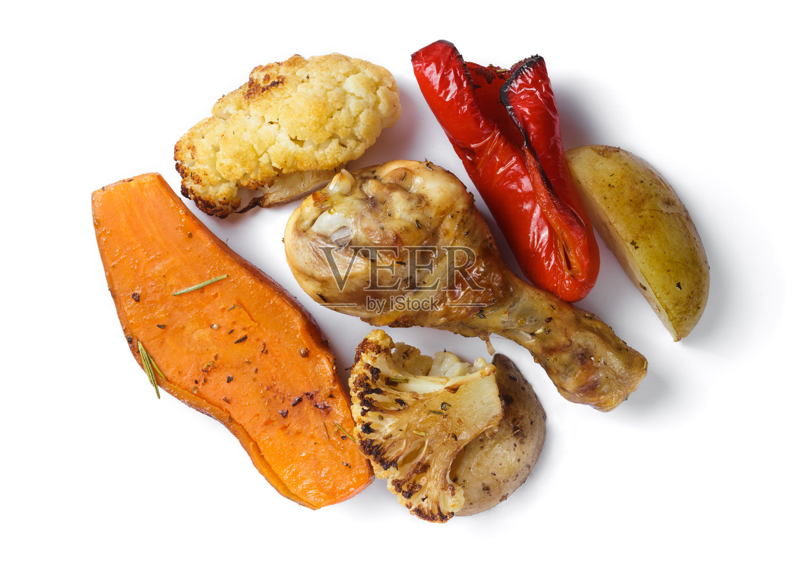 烤菜配鸡腿。花椰菜，红薯，土豆，青椒。美味,令人满意的食物。照片摄影图片