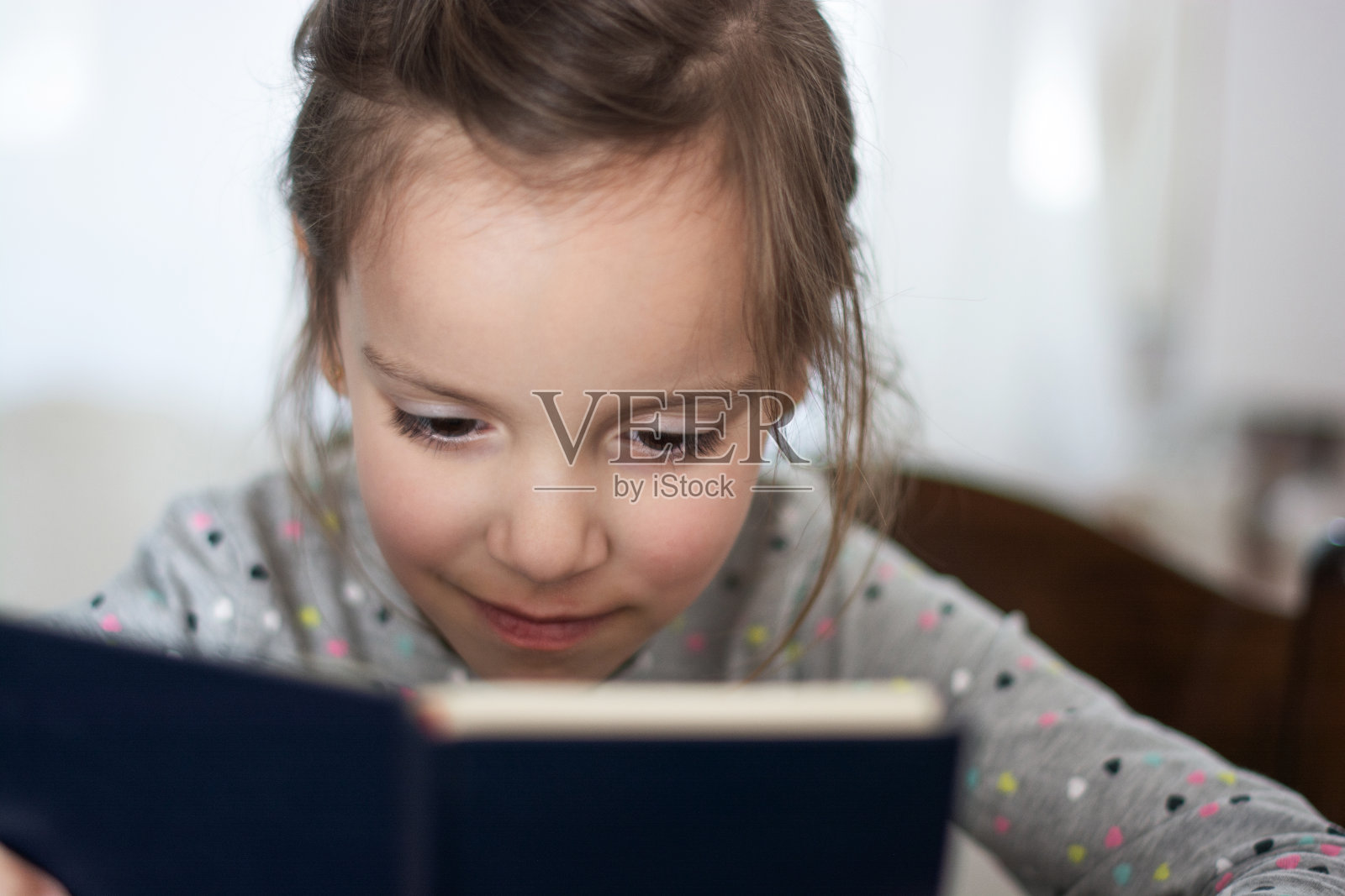 特写的女孩读一本书照片摄影图片
