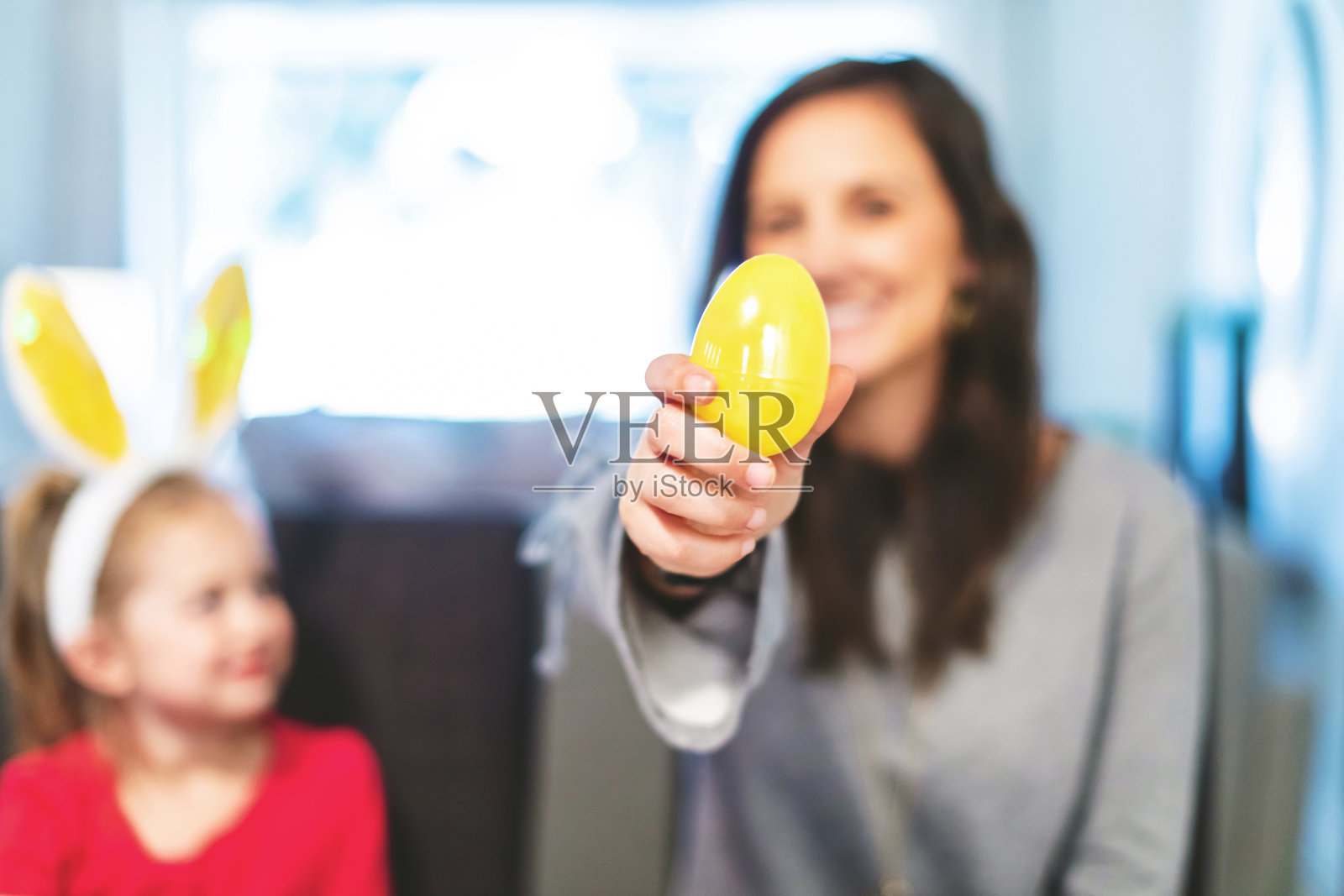 儿童和千禧一代的母亲准备复活节彩蛋和糖果室内狩猎有趣的照片系列照片摄影图片