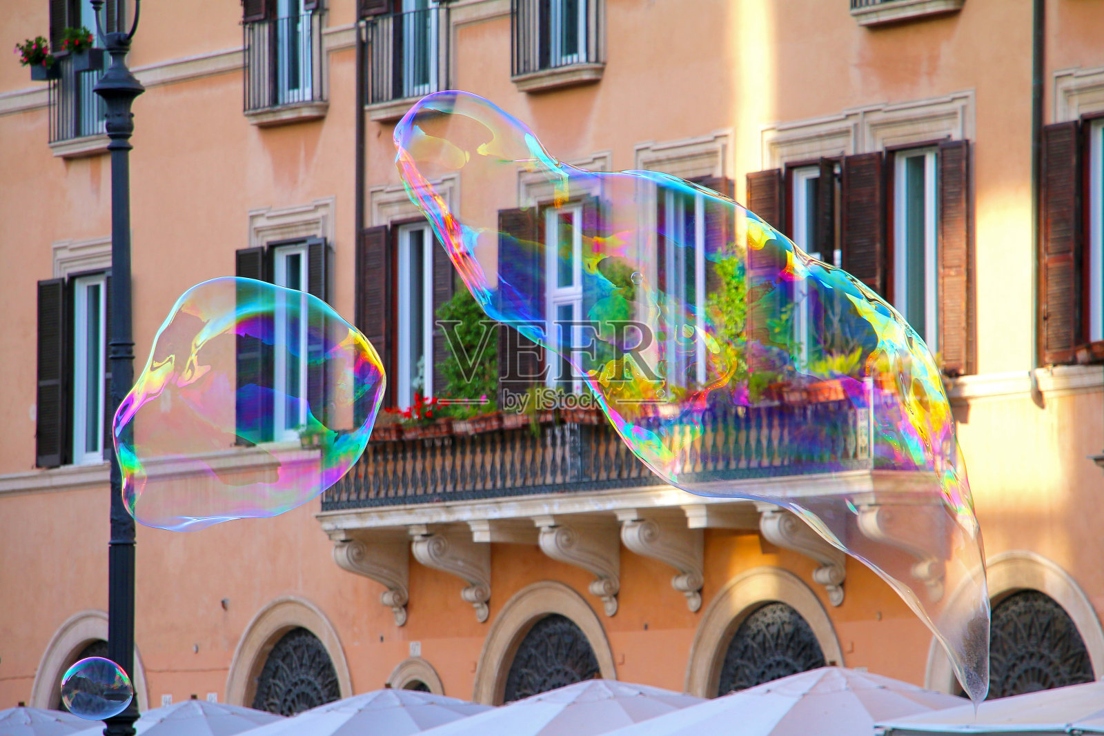 不同形状的彩色大肥皂泡照片摄影图片