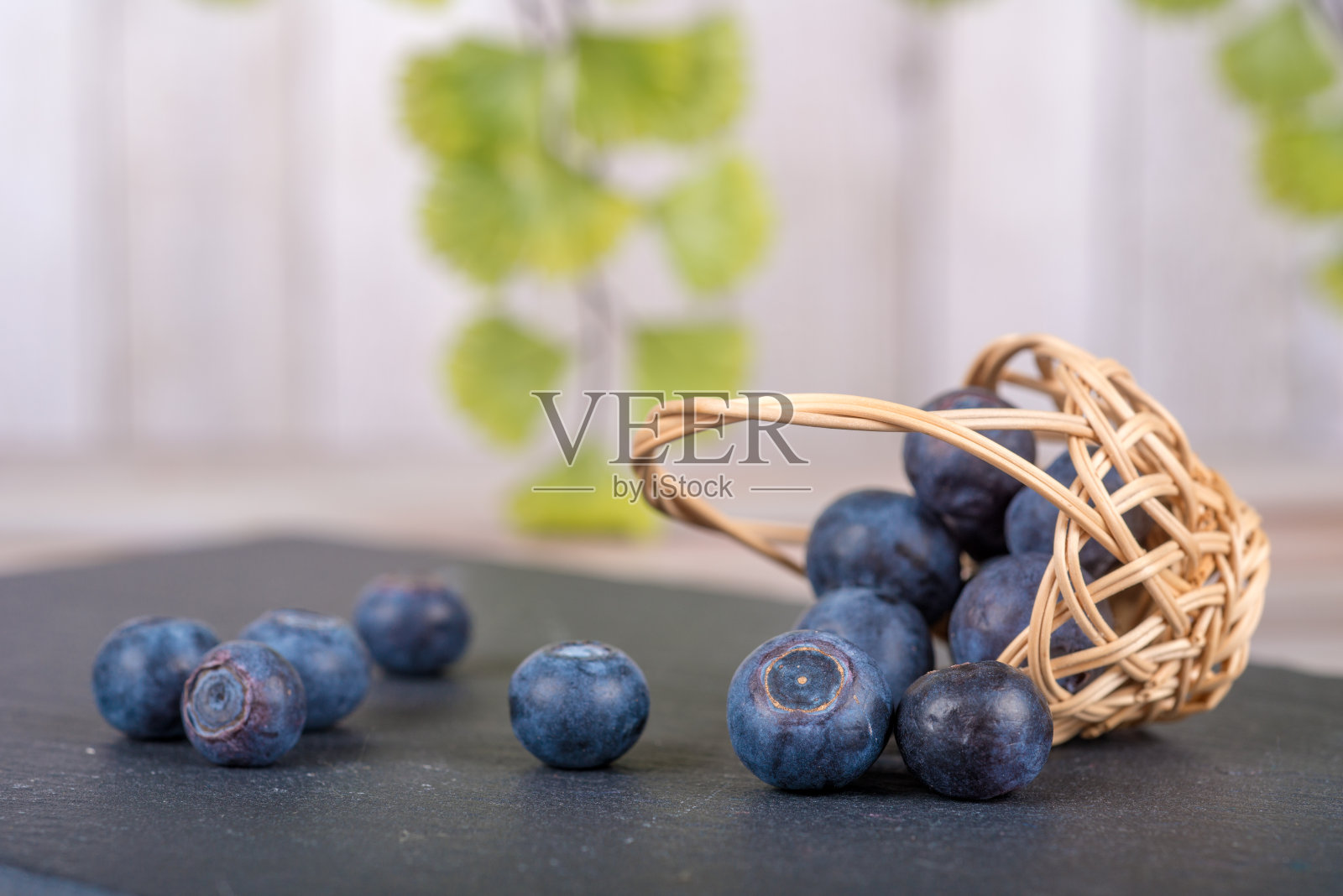 蓝莓放在一个小篮子里照片摄影图片