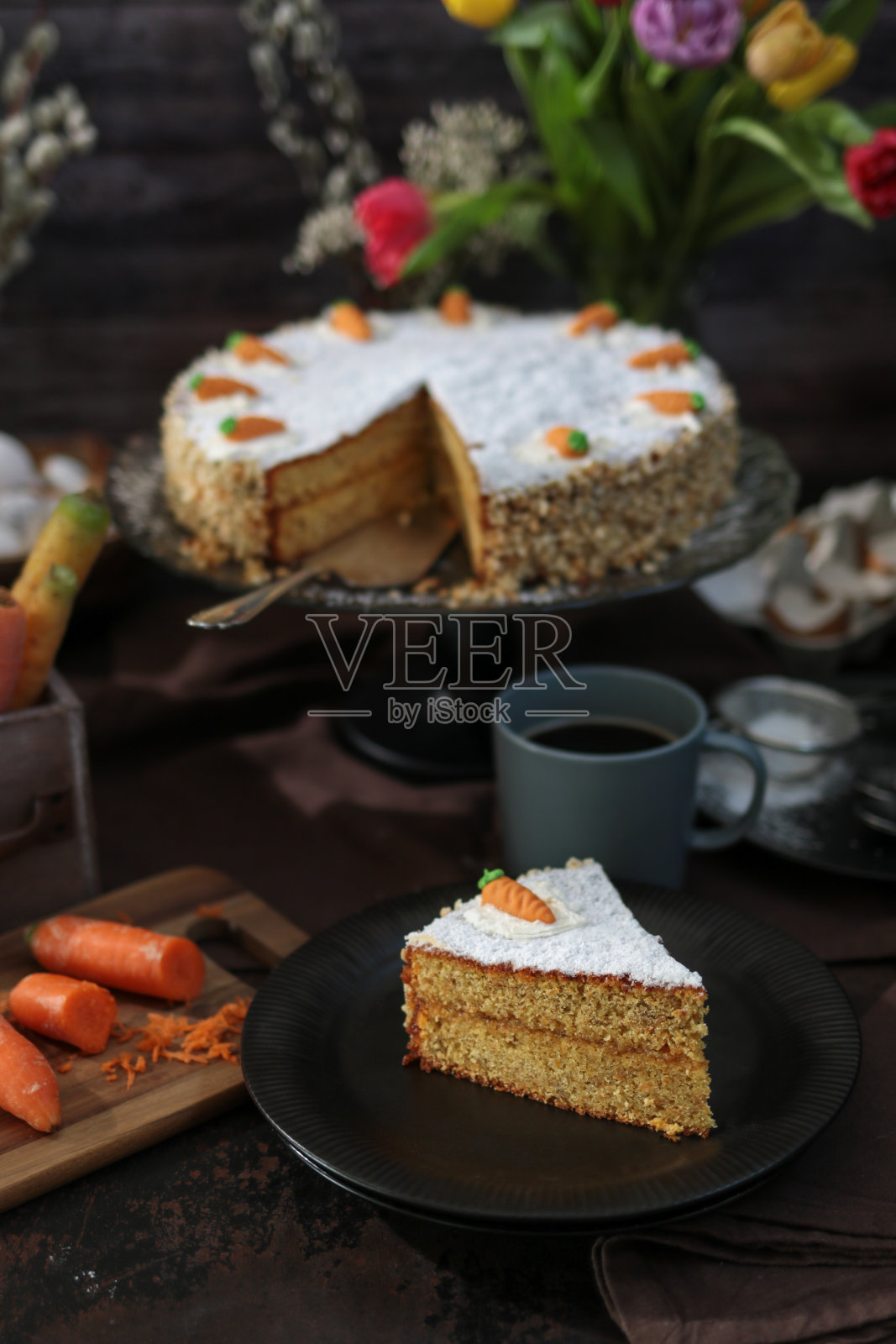 复活节早午餐的胡萝卜蛋糕和春季郁金香照片摄影图片